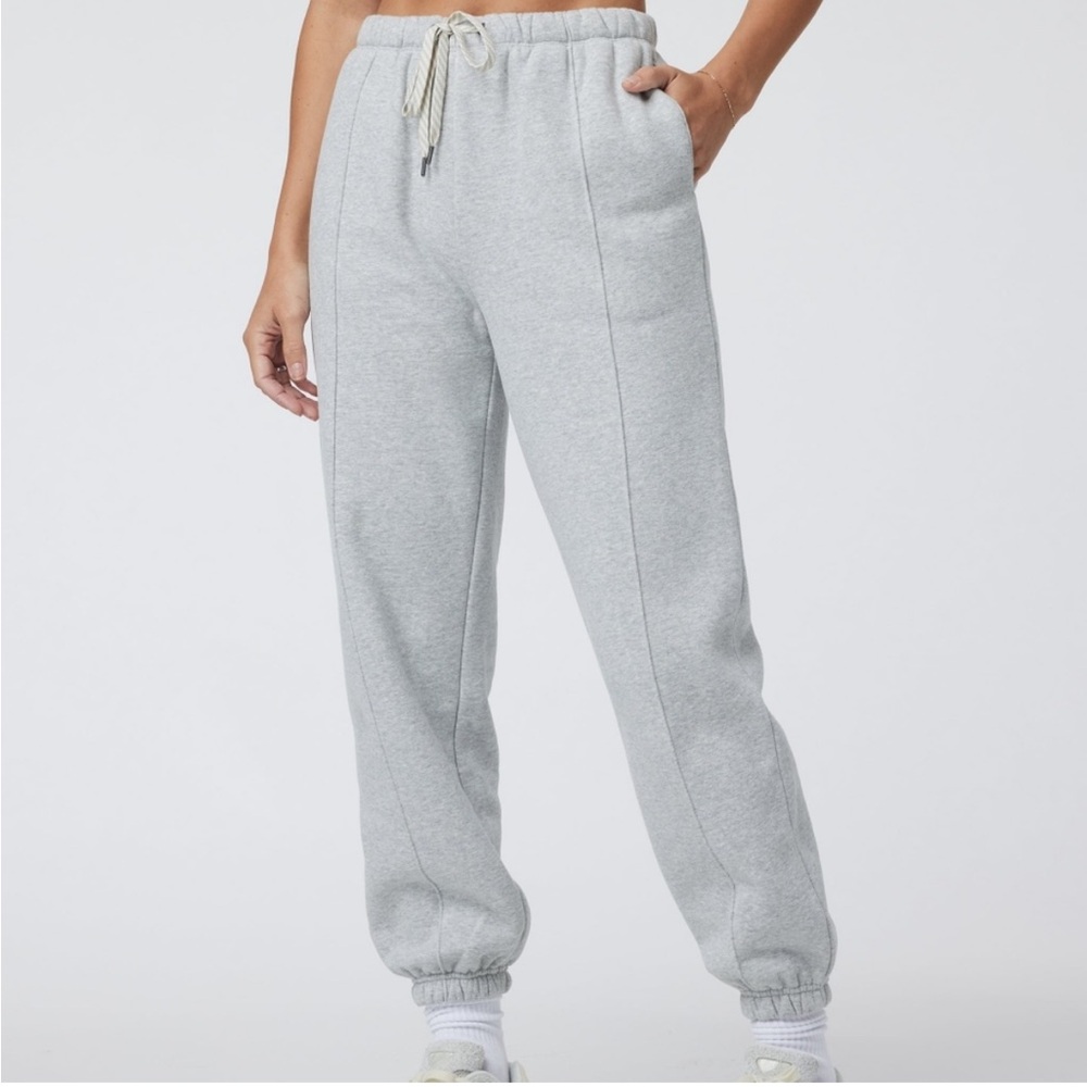 Vuori Restore Sweatpant Jogger Womens Medium Light Heathered Gray Loungewear